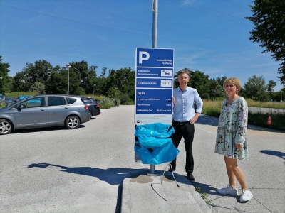 Bernhard Bräuer (li) und Daniela Zeiner (re) präsentieren das neue Parksystem im Stadtgut Steyr