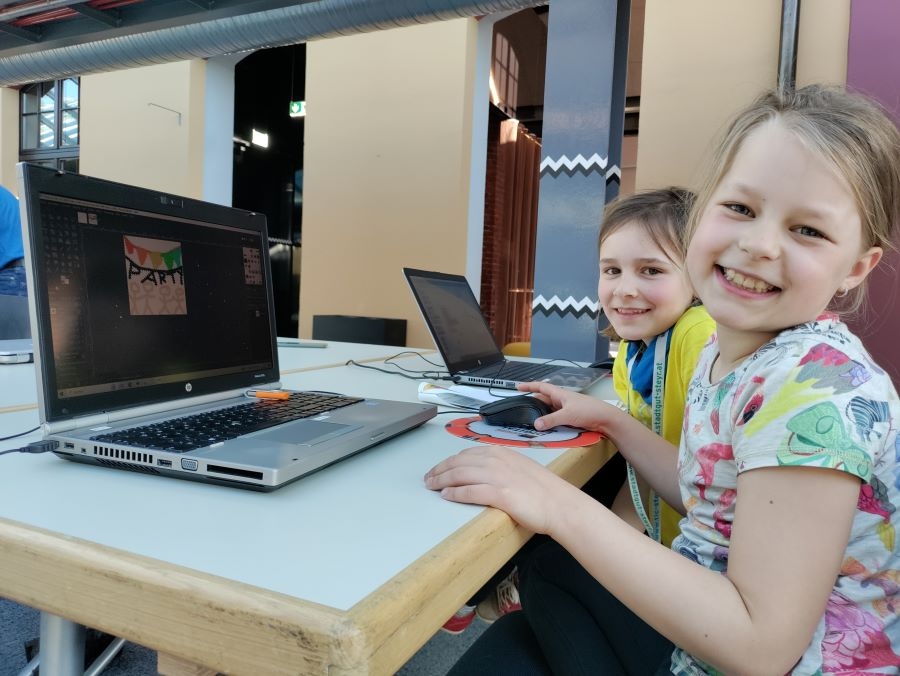 Die Kids gestalten bei CoderDojo Steyr mit Begeisterung ihre eigene digitale Welt.