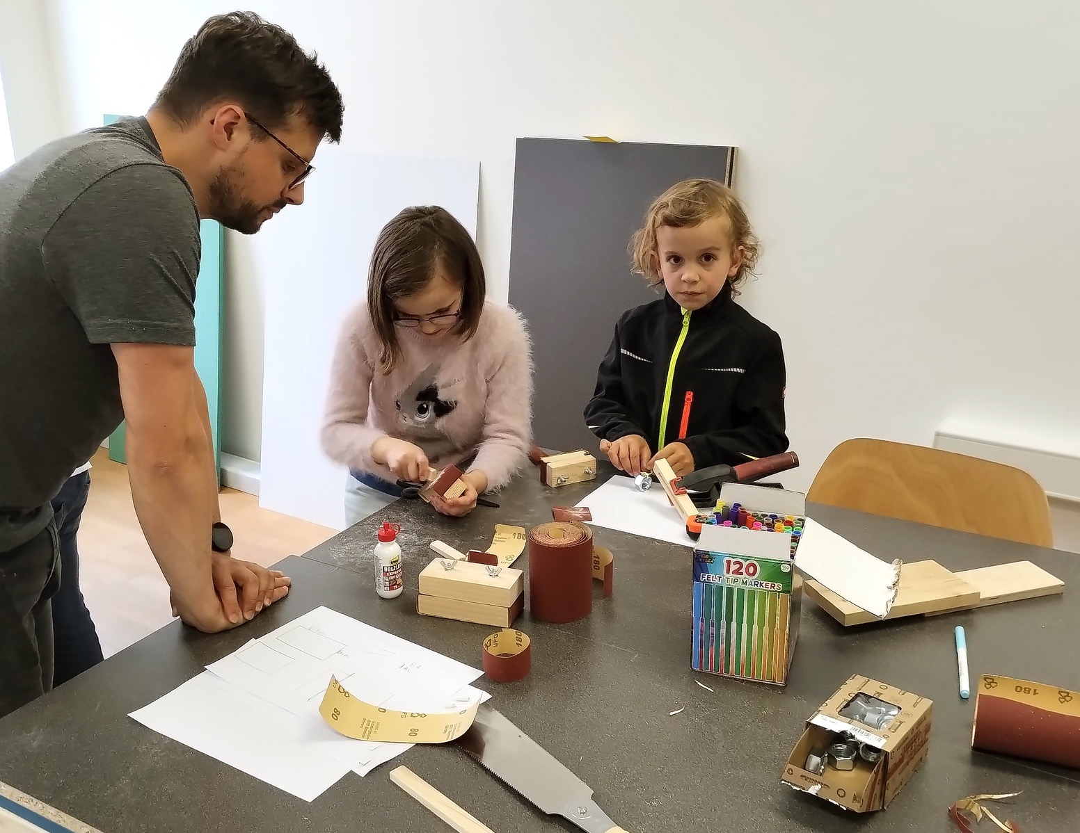 Löten, Holzarbeit und mehr - die vielfältigen Projekte machen den Junior Maker Pioneers sichtlich Spaß.