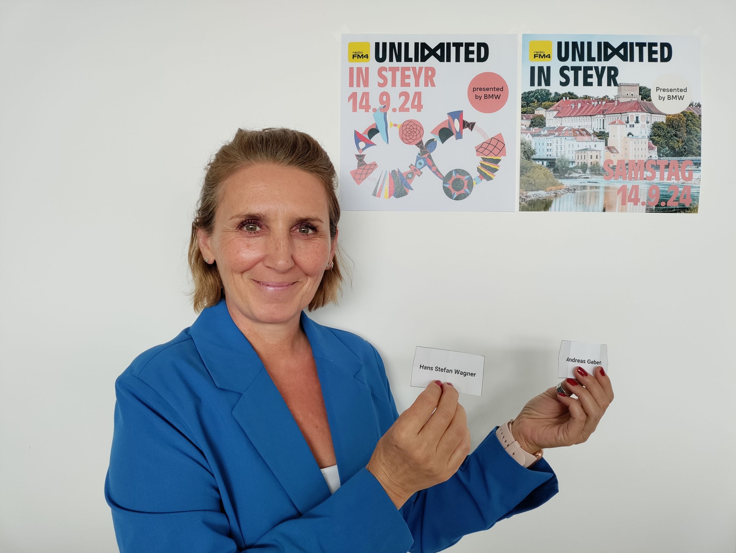 Stadtgut-Geschäftsführerin Daniela Zeiner zieht die Gewinner der FM4 Unlimited Steyr Tickets.